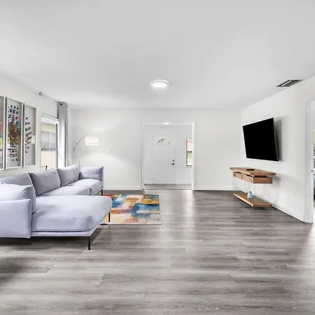 Contemporary 4 Bedroom Oasis - Private Large Patio